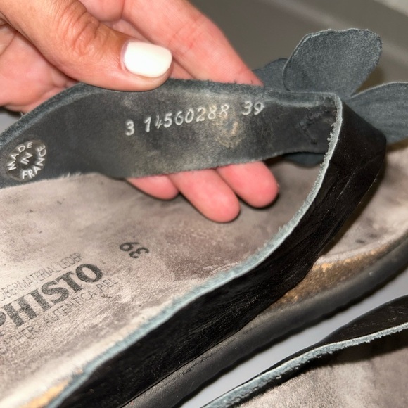 Mephisto Silver Sandals with Metallic Flower Embellishments - Picture 6 of 7